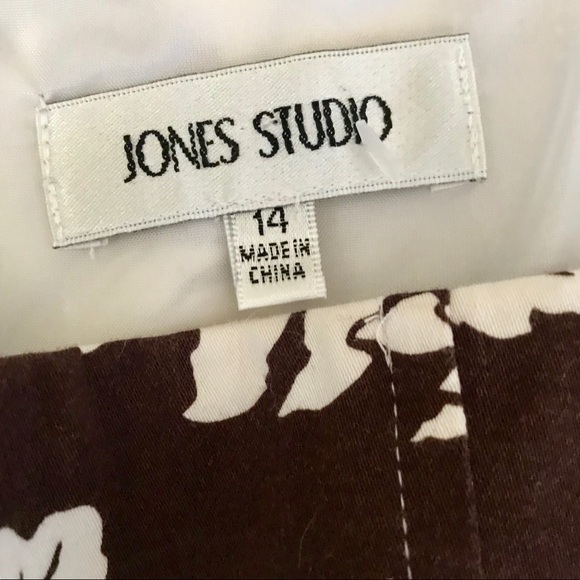 Flattering Spring Jones Studio Dress - Picture 4 of 4